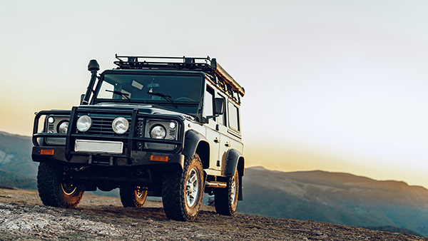 Vehículo 4x4 en una montaña al atardecer. Curso conducción 4x4 