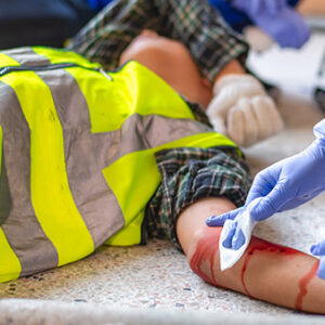 Asistencia médica a un trabajador lesionado en un brazo. EFA - Enhanced First Aid