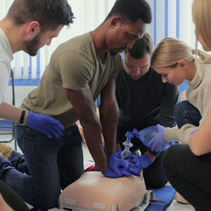 Alumnos del curso de EFA realizando maniobra RCP. EFA - Enhanced First Aid