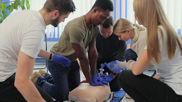 Alumnos del curso de EFA realizando maniobra RCP. EFA - Enhanced First Aid