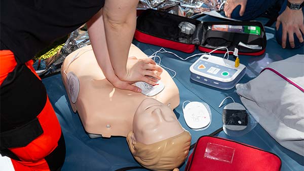 Fotografía de una clase de primeros auxilios realizando una maniobra RCP. Curso BST - Basic Safety Training de GWO.