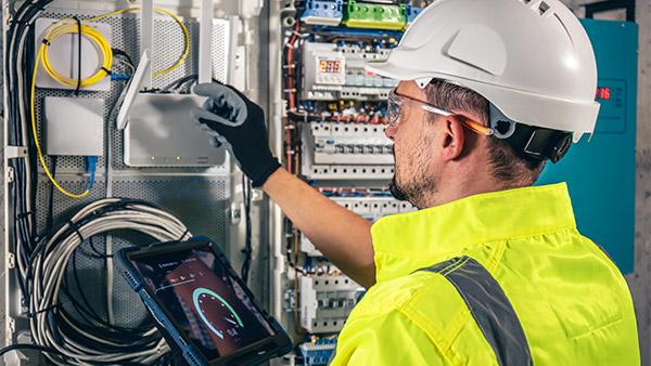 Trabajador realizando mediciones en una instalación eléctrica con riesgo eléctrico