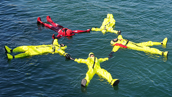 Grupo de operarios realizando maniobra de supervivencia en el mar en el curso de Sea Survival. Curso BST - Basic Safety Training de GWO.