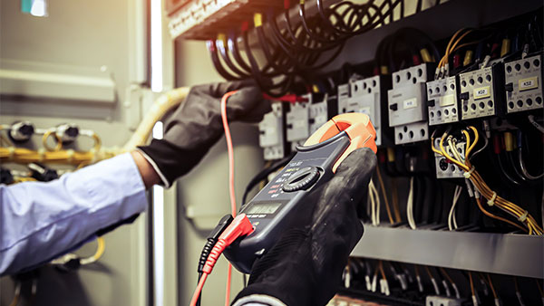 Operario trabajando en un cuadro eléctrico