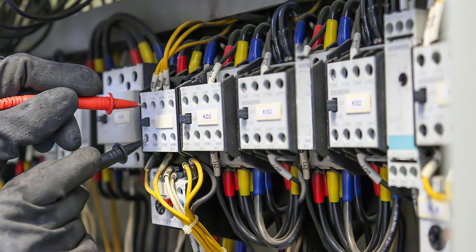 Trabajador realizando mediciones en una instalación eléctrica con riesgo eléctrico