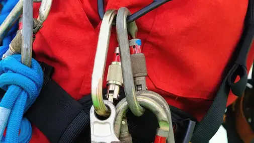 Vista cercana de unos mosquetones y cuerdas utilizadas para el ascenso y descenso en trabajos verticales