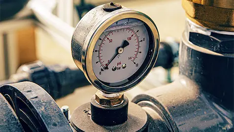 Manómetro instalado en tuberías de un sistema hidráulico. CoHE - Control of Hazardous Energies