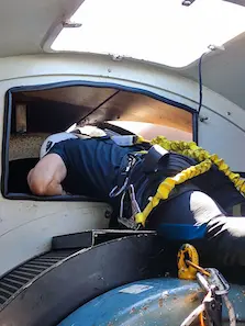 espacios-confinados-curso fotografía de un primer interviniente en una emergencia en espacios confinados dentro de un aerogenerador. cursos de seguridad GWO