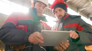 fotografia de dos técnicos usando una tablet 