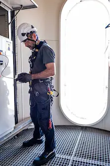 tecnico-configurando-aerogenerador-electricidad Operario en aerogenerador. cursos de seguridad GWO