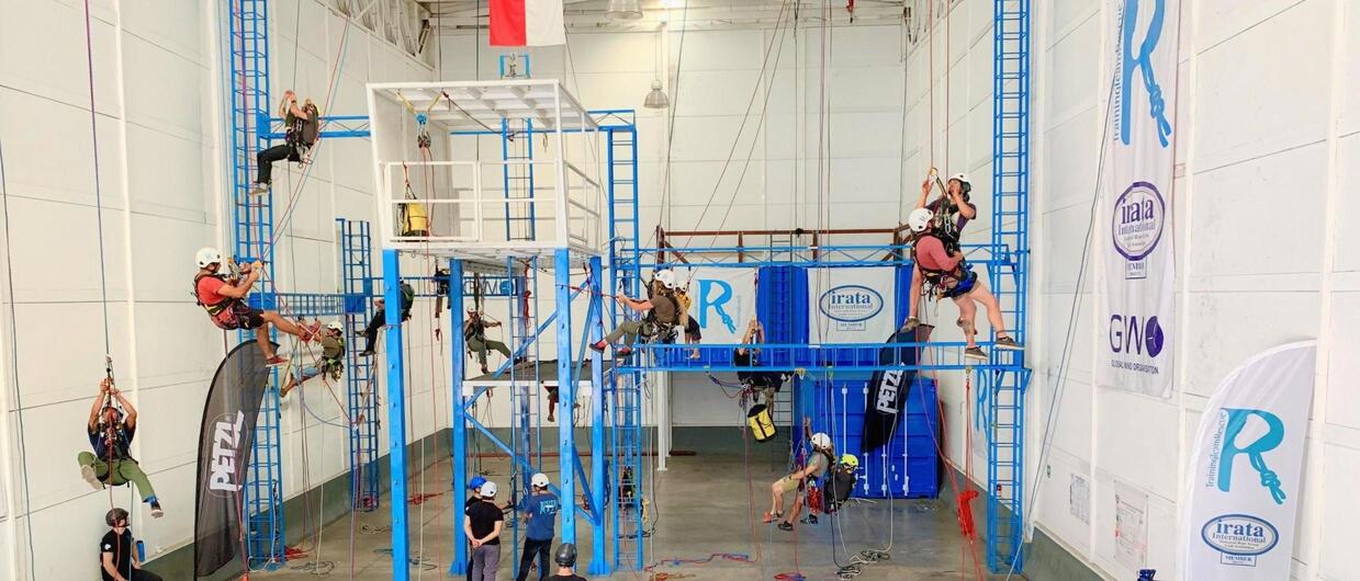 fotografía de alumnos de Total HSE realizando prácticas reales en el mar de la formación BST de GWO, en específico del módulo de Supervivencia en el mar (Sea Survival), con trajes de inmersión.
